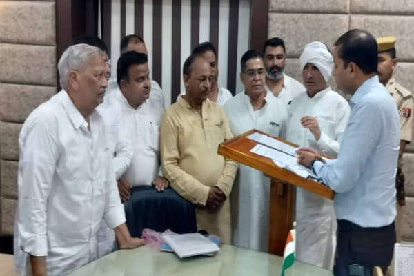 अजमेर में कांग्रेस का कलेक्ट्रेट पर प्रदर्शन, बढ़ती महंगाई और पेयजल संकट को लेकर राज्यपाल के नाम सौंपा ज्ञापन