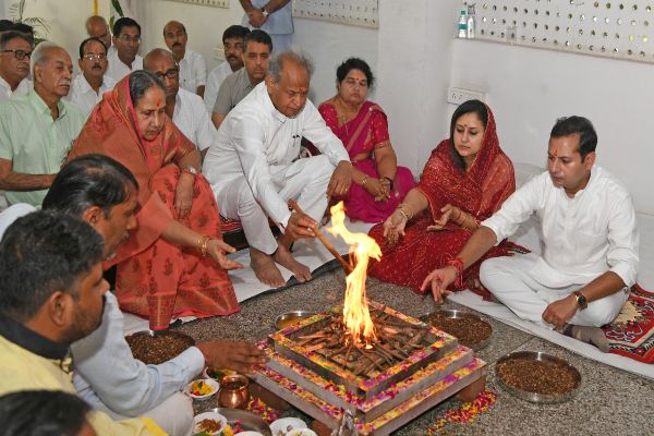 सीएम गहलोत ने अपनी पत्नी सुनीता गहलोत के साथ दुर्गा अष्टमी पर की पूजा