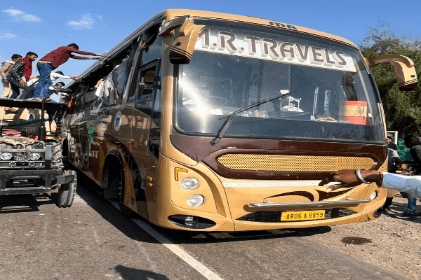 बालोतरा में भीषण सड़क हादसा: स्लीपर बस ट्रेलर से टकराई, 6 की मौत; कई गंभीर घायल जोधपुर रेफर