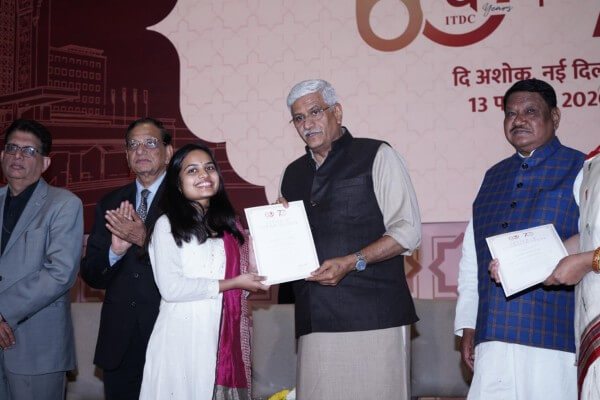 जेके लक्ष्मीपत विश्वविद्यालय के डिजाइन छात्रों को केंद्रीय पर्यटन मंत्री गजेंद्र सिंह शेखावत और केंद्रीय जनजातीय कार्य मंत्री जुएल ओराम ने किया सम्मानित