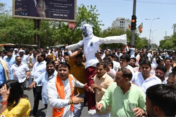 राहुल गांधी के बयान के विरोध में जयपुर में भाजपा का प्रदर्शन, मदन राठौड़ ने कार्यकर्ताओं को बांटी मेलोडी टॉफी