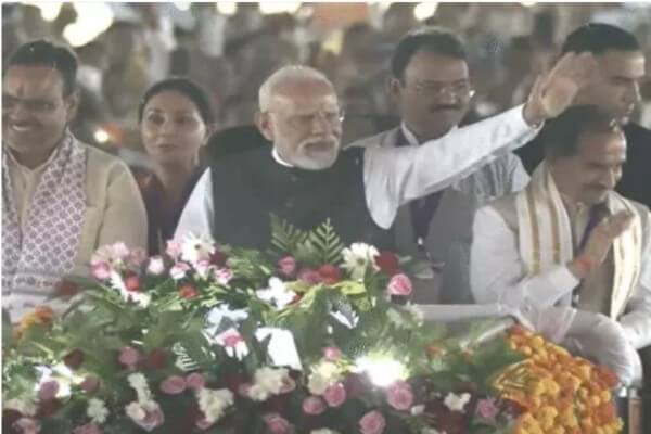 लाइव कार्यक्रम देखें: पीएम मोदी बांसवाड़ा में मंच पर पहुँचे: 1 लाख करोड़ से अधिक की परियोजनाओं का लोकार्पण-शिलान्यास, जनसभा शुरू