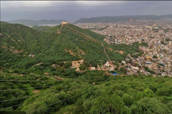 अरावली बचाओ अभियान के बीच पहाड़ों पर निर्माण की खुली छूट, सरकार ने जारी किए नियम, संरक्षण के दावे पर उठे गंभीर सवाल