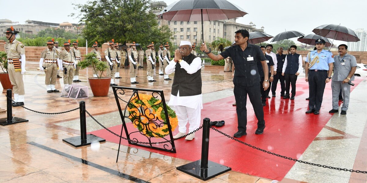 शहीदों को श्रद्धा सुमन अर्पित कर नमन किया,राज्यपाल बागडे ने अमर जवान ज्योति पहुंचकर की पुष्पांजलि