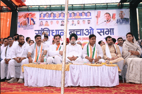 अलवर में कांग्रेस की ‘संविधान बचाओ रैली’: डोटासरा, रंधावा, जितेन्द्र सिंह, टीकाराम जूली सहित वरिष्ठ नेताओं ने केंद्र व राज्य की भाजपा सरकार पर बोला तीखा हमला