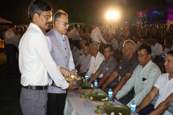 राजस्थान पुलिस के स्थापना दिवस का समापन: सांस्कृतिक संध्या और बड़े खाने में डीजीपी राजीव कुमार शर्मा ने पुलिसकर्मियों को परोसा खाना