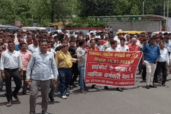 सुप्रीम कोर्ट की फटकार और हाईकोर्ट के आदेश के बाद न्यायिक कर्मचारियों ने खत्म की हड़ताल, मंगलवार से काम पर लौटेंगे