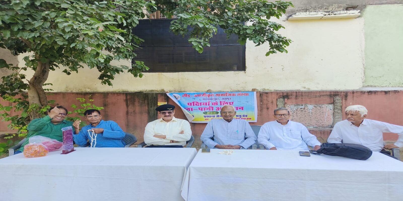 गाँधी जयंती पर नीड़ संस्था का पर्यावरण संरक्षण के लिए अनूठा अभियान: पक्षियों के लिए लगाए चुग्गा पात्र और परिंडे