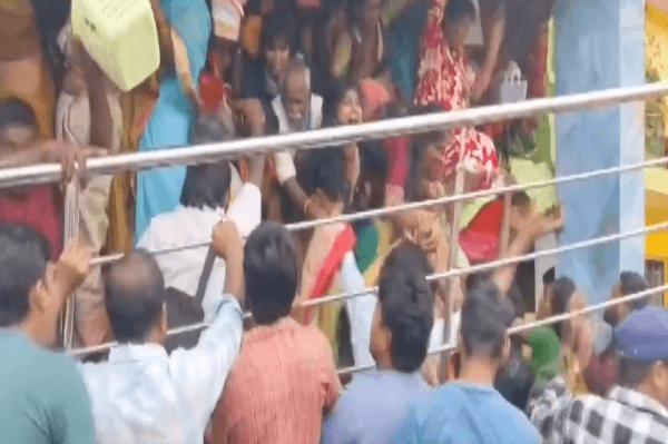 आंध्र प्रदेश में मंदिर में भगदड़: श्रीकाकुलम के वेंकटेश्वर मंदिर में हादसा, 10 की मौत, 25 से अधिक घायल