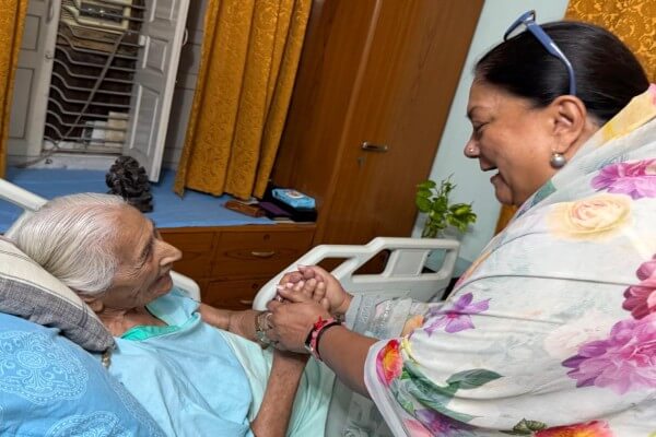 अस्वस्थ पूर्व विधानसभा अध्यक्ष सुमित्रा सिंह से मिलीं वसुंधरा राजे: पुरानी स्मृतियों और महिला सशक्तीकरण योजनाओं पर हुई चर्चा