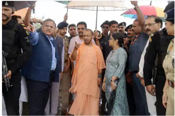 हाथरस हादसे का दोषी मानकर मुख्यमंत्री योगी आदित्यनाथ ने एसडीम, पुलिस के सीओ सहित से अधिकारियों को किया निलंबित,भोले बाबा को क्लीन चिट