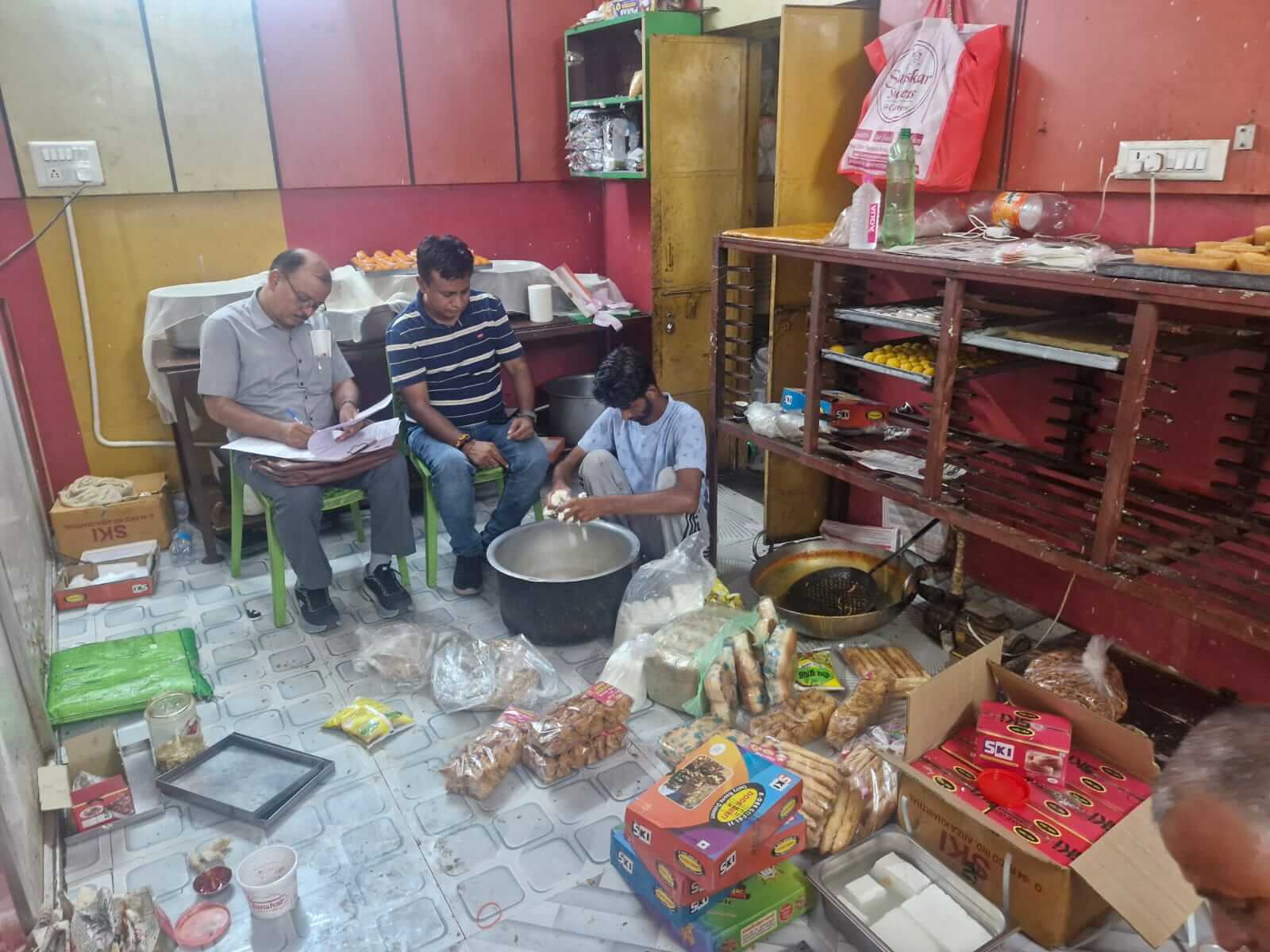 जयपुर में ‘शुद्ध आहार–मिलावट पर वार’ अभियान के तहत कार्रवाई, 83 किलो एक्सपायर्ड खाद्य सामग्री नष्ट