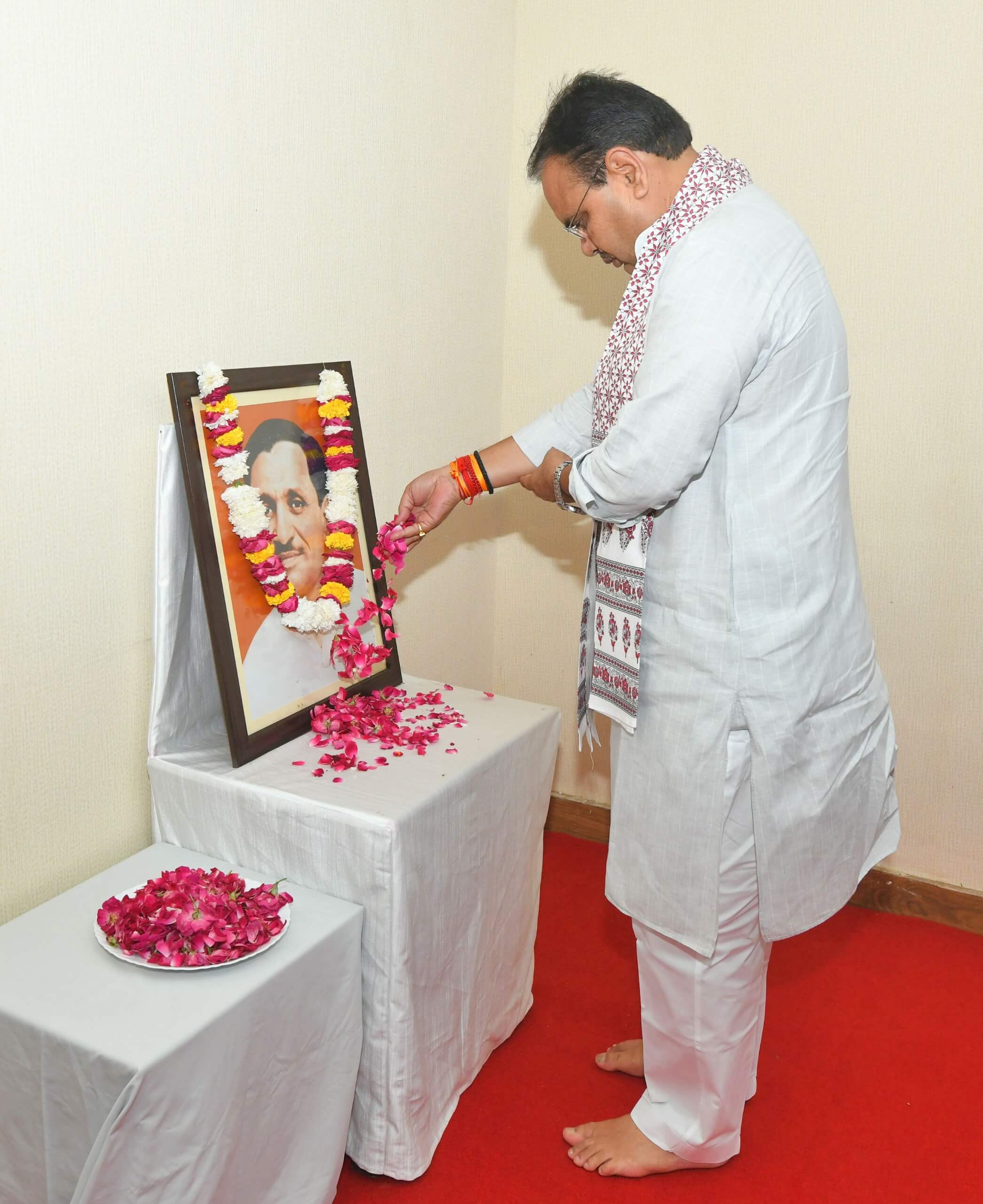 मुख्यमंत्री शर्मा ने पं. दीनदयाल उपाध्याय की जयंती पर अर्पित की पुष्पांजलि
