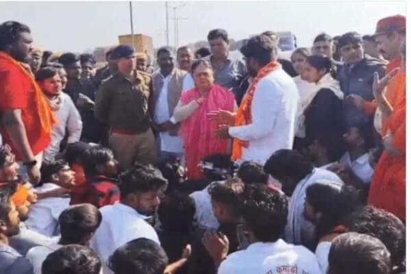 कोटा में हैंगिंग ब्रिज पर वसुंधरा राजे का काफिला रोका, गोरक्षकों ने मृत गायों के निस्तारण को लेकर जताया विरोध