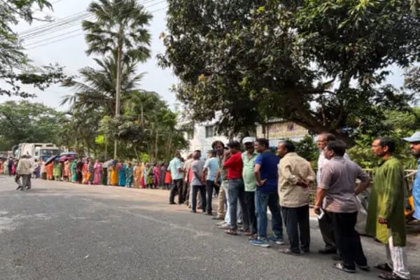पश्चिम बंगाल में दूसरे चरण की 142 सीटों पर वोटिंग जारी, बुधवार सुबह 5:30 बजे से बूथों पर उमड़ी भीड़