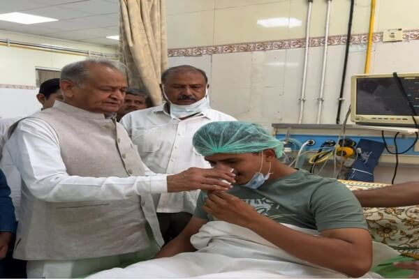 पूर्व मुख्यमंत्री अशोक गहलोत ने अनशनरत छात्र नेता शुभम रेवाड़ से की मुलाकात, जल पिलाकर अनशन समाप्त करने की समझाइश