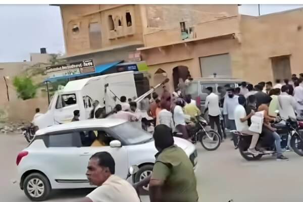 जैसलमेर में भीषण सड़क हादसा: तेज रफ्तार वैन की टक्कर से  कालबेलिया डांसर की मौत, दो बहनें घायल