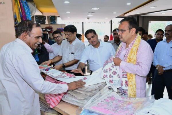 नेशनल हैंडलूम डे पर राजस्थान हैंडलूम हाउस पहुंचे मुख्यमंत्री भजनलाल शर्मा, स्थानीय उत्पादों की खरीदारी की