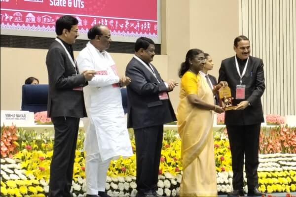 राष्ट्रपति द्रौपदी मुर्मू ने जनजाति विकास विभाग के एसीएस कुंजीलाल मीणा को किया सम्मानित