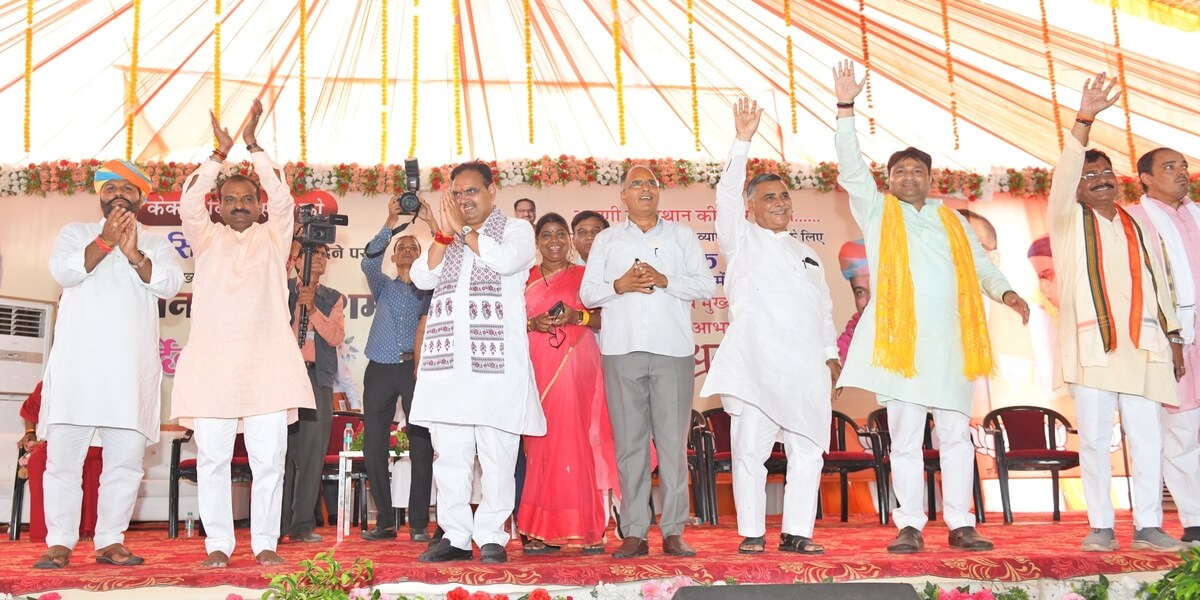 मुख्यमंत्री शर्मा की मौजूदगी में केकड़ी के विधायक शत्रुघन गौतम ने जूते पहने, जताया आभार कहा- मेरा संकल्प हुआ पूरा, 650 करोड़ से बनेगी नसीराबाद- सरवाड़- केकड़ी-देवली सड़क