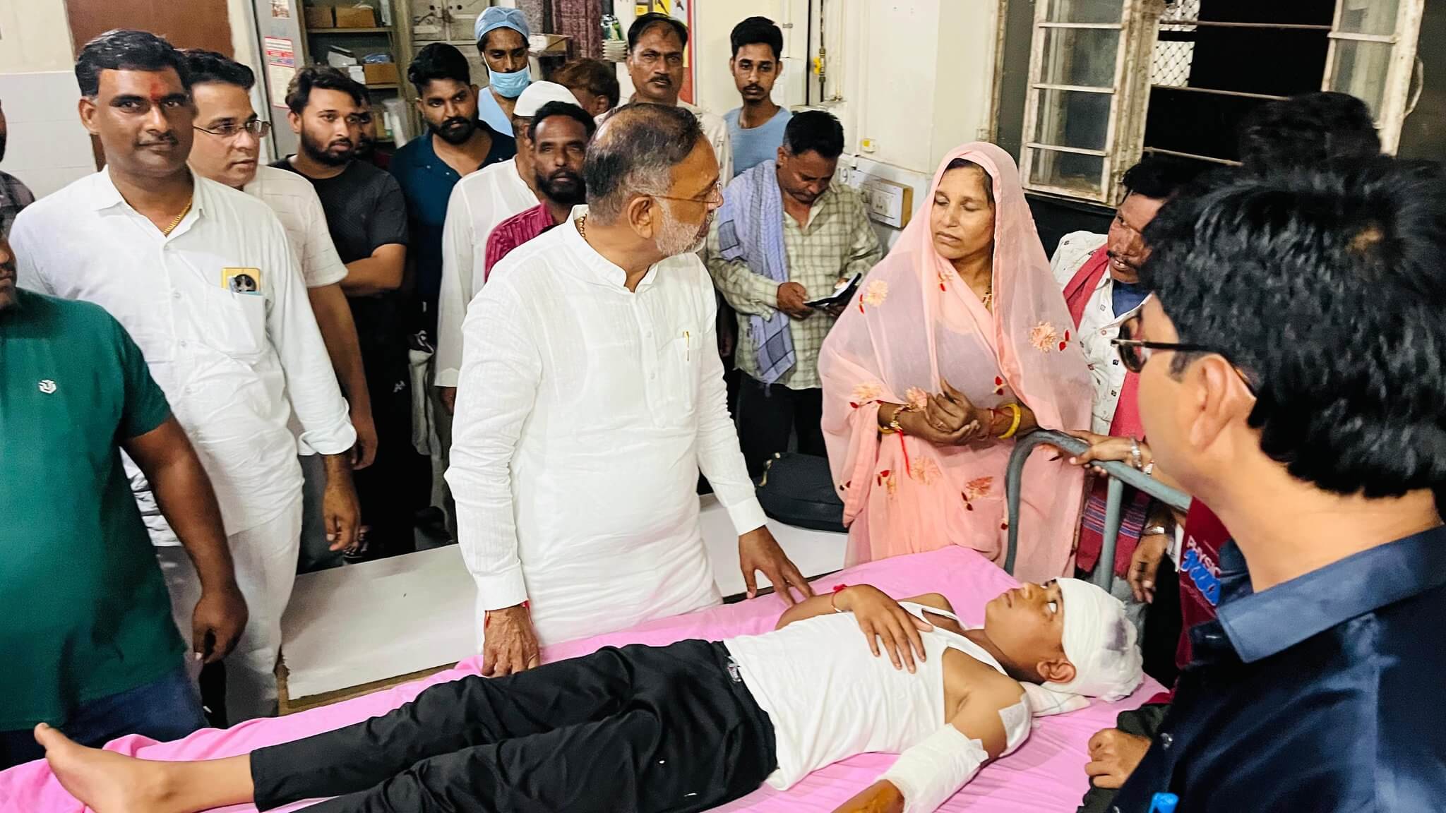 ऊर्जा मंत्री हीरालाल नागर ने कोटा चिकित्सालय पहुंचकर बच्चों का हाल जाना और हर संभव चिकित्सा सहायता के निर्देश दिए।