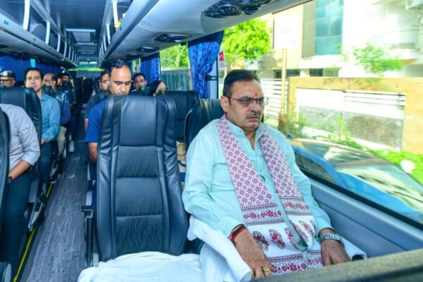 पीएम मोदी की अपील पर अमल: मुख्यमंत्री भजनलाल शर्मा EV बस से रवाना, ग्रीन मोबिलिटी का दिया संदेश