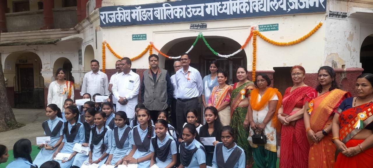 तेला चेरिटिबल सोसाइटी द्वारा स्वतंत्रता दिवस पर मॉडल गर्ल्स स्कूल के प्रतिभावान छात्राओं को किया सम्मानित