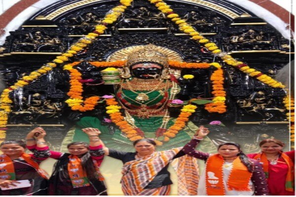 ‘नारी शक्ति वंदन’ कार्यक्रम में दिखी मिसाल: मंच पर सिर्फ महिलाएं, पूर्व मुख्यमंत्री राजे ने पुरुषों का जताया आभार