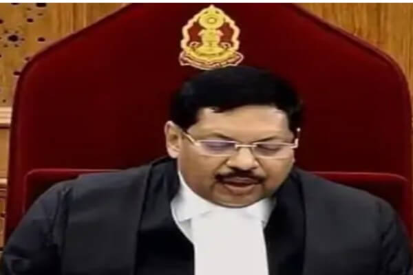 सुप्रीम कोर्ट में CJI बीआर गवई पर हमले की कोशिश, वकील ने जूता फेंकने का किया प्रयास, सुरक्षाकर्मियों ने पकड़ा