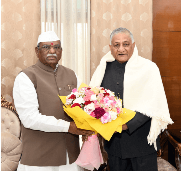 राज्यपाल हरिभाऊ बागडे से मिजोरम के राज्यपाल विजय कुमार सिंह की शिष्टाचार भेंट