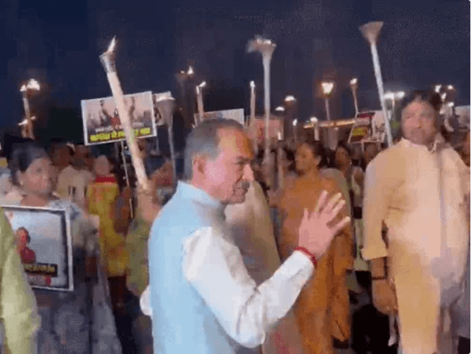 यूपी में विधायक अनुपमा जायसवाल के झुलसने की घटना, सुरक्षा को लेकर नाराज हुए मशाल जुलूस में भाजपा प्रदेश अध्यक्ष मदन राठौड़ 