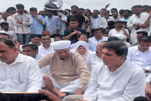बासनपीर विवाद: सांसद उम्मेदाराम बेनीवाल और विधायक हरीश चौधरी को पुलिस ने रोका, रामधुन और सर्वधर्म सभा से दिया शांति का संदेश