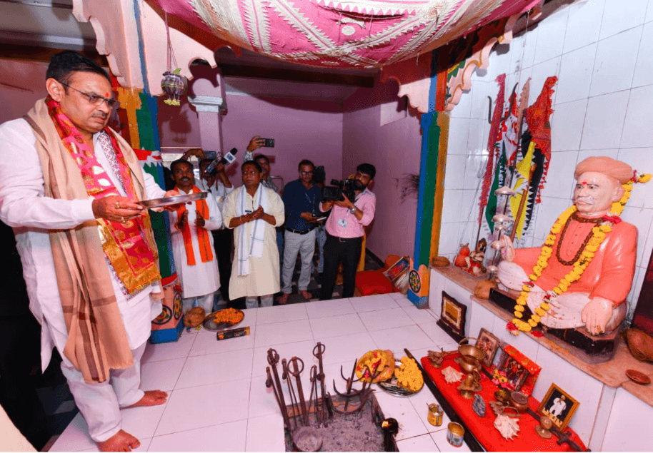 मुख्यमंत्री भजनलाल शर्मा ने बांसिया में संत गोविंद गुरु की धूणी के किए दर्शन
