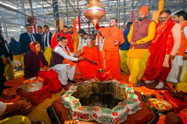 हरमाड़ा में ‘श्री राम कथा’ में शामिल हुए मुख्यमंत्री भजनलाल शर्मा ने धर्मपत्नी गीता शर्मा के साथ लिया जगद्गुरु स्वामी रामभद्राचार्य का आशीर्वाद