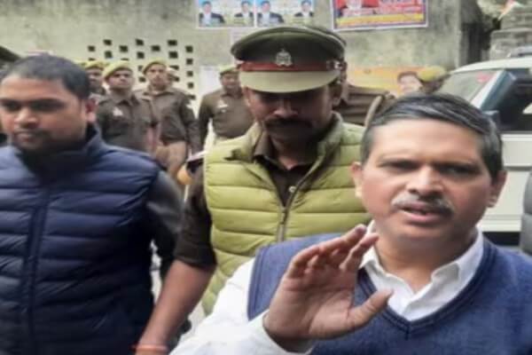 दिल्ली जाते वक्त ट्रेन से पूर्व IG अमिताभ ठाकुर को 26 साल पुराने प्लॉट घोटाले में किया गिरफ्तार, गुप्त पूछताछ के बाद देवरिया कोर्ट से 14 दिन की न्यायिक हिरासत