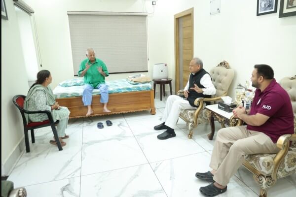 बिहार चुनाव से पहले महागठबंधन में खींचतान: सीट शेयरिंग पर मतभेद सुलझाने पटना पहुंचे अशोक गहलोत, लालू-तेजस्वी से एक घंटे तक बातचीत