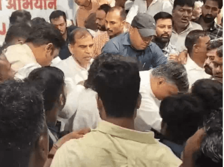 अजमेर में कांग्रेस की अंदरूनी जंग सड़क पर, धर्मेंद्र राठौड़ के खिलाफ पोस्टर, बैठक में हंगामा