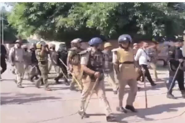 नोएडा में वेतन बढ़ोतरी की मांग पर बवाल: पुलिस से झड़प, 300 से ज्यादा गिरफ्तार