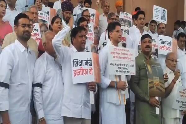 जर्जर स्कूलों और झालावाड़ हादसे पर कांग्रेस का हंगामा, शिक्षा मंत्री से इस्तीफे की मांग,विधानसभा परिसर में कांग्रेस विधायकों का प्रदर्शन, मृतक बच्चों को श्रद्धांजलि दी
