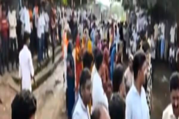 झालावाड़: स्कूल हादसे के बाद आक्रोशित ग्रामीणों ने गुराड़ी चौराहे पर लगाया जाम, पुलिस पर पथराव, बलपूर्वक खदेड़े गए प्रदर्शनकारी