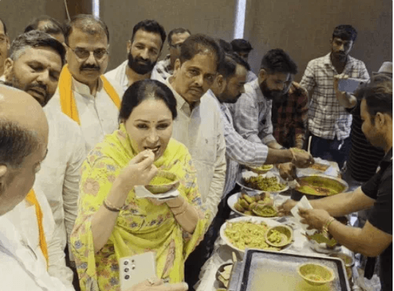 उप मुख्यमंत्री दीया कुमारी ने अजमेर की प्रसिद्ध कढ़ी-कचौरी का स्वाद भी लिया।