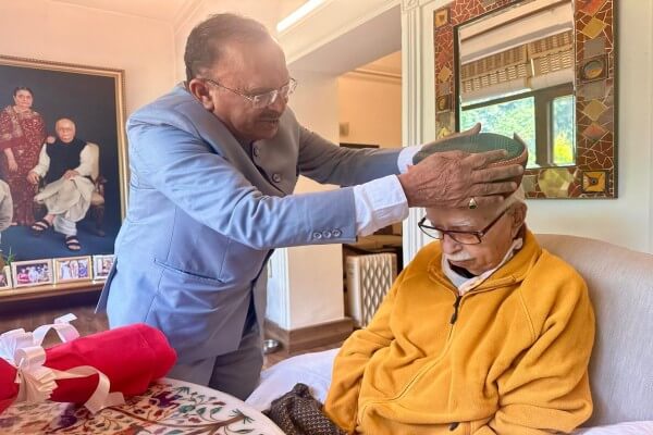 वासुदेव देवनानी ने पूर्व उपप्रधानमंत्री लालकृष्ण आडवाणी से की शिष्टाचार भेंट, लिया आशीर्वाद
