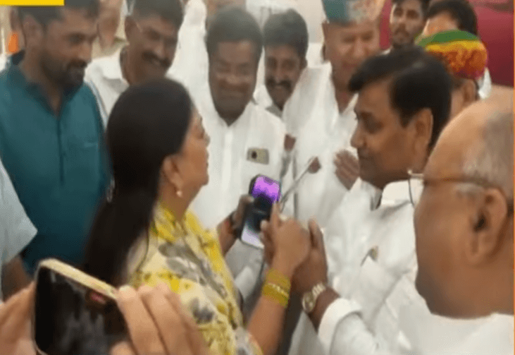 बीकानेर नाल एयरपोर्ट पर वसुंधरा राजे और गोविंद डोटासरा की मुलाकात: कांग्रेस और भाजपा के विधायकों की मौजूदगी से सियासी हलचल तेज