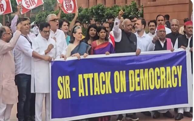 मल्लिकार्जुन खड़गे का केंद्र पर हमला: "RSS-BJP की मनुवादी मानसिकता लोकतंत्र पर हावी नहीं होने देंगे"