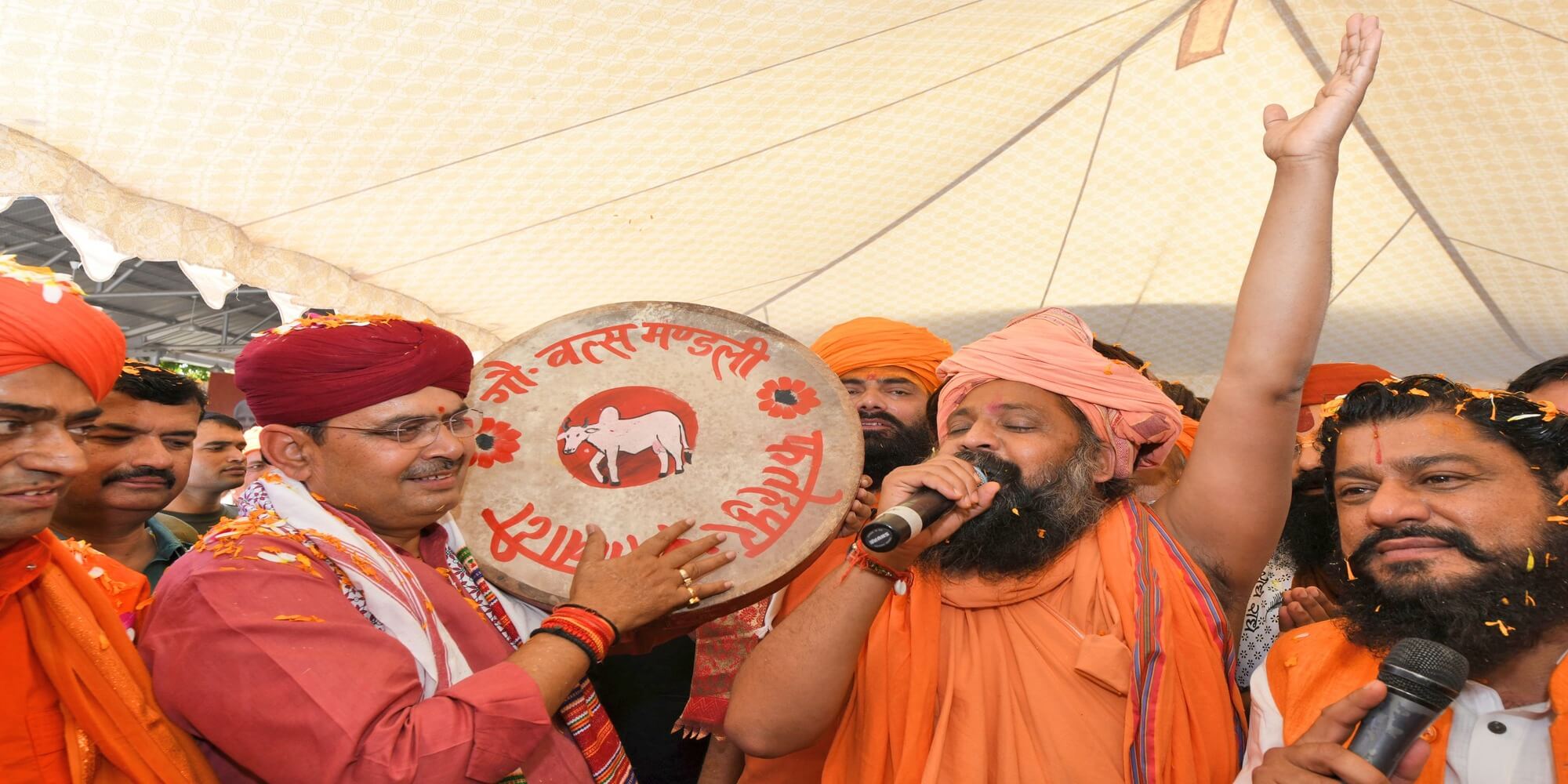 गौशालाओं की अनुदान राशि बढ़ाने पर मुख्यमंत्री निवास पर आभार सभा, भजनलाल शर्मा ने खेली फूलों की होली