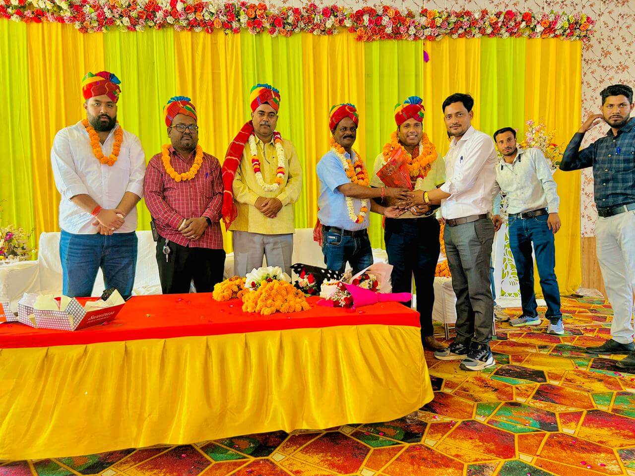 सफाई सेवा मैराथन 2026 में CSI श्रेणी में प्रथम स्थान हासिल करने पर मानसरोवर जोन के मुख्य स्वास्थ्य निरीक्षक ताराचंद धाकड़ का भव्य स्वागत