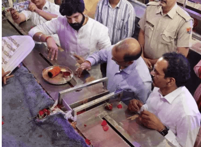 सीकर के नए जिला कलेक्टर आशीष मोदी ने शनिवार को पदभार ग्रहण करने से पहले आशीष मोदी ने खाटूश्याम मंदिर में दर्शन किए, जहां मंत्री मानवेंद्र सिंह चौहान ने पूजा-अर्चना करवाई