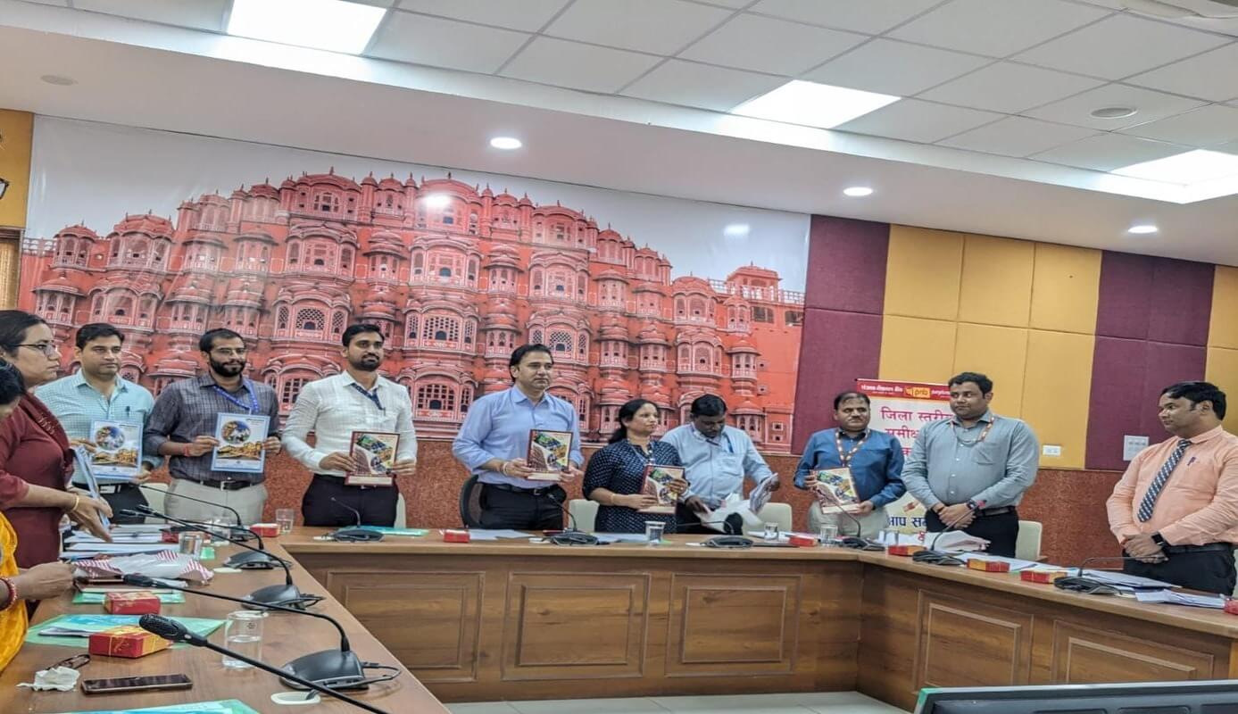 जिला स्तरीय समीक्षा एवं सलाहकार समिति का हुआ आयोजन: बैंक अधिकारी ज्यादा से ज्यादा लोगों तक पहुंचाएं राहत: डॉ. जितेन्द्र कुमार सोनी