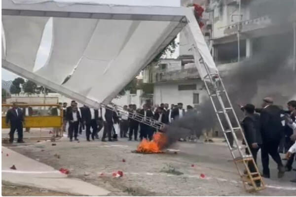 अजमेर जिला कोर्ट का नए भवन में शिफ्टिंग पर अधिवक्ताओं का विरोध तेज,टेंट में लगाई आग, किया रास्ता जाम