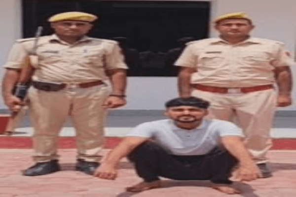 फर्जी अकाउंट खोलकर दो करोड़ की ऑनलाइन ठगी: बैंक कर्मचारी निकला मास्टरमाइंड, बहन की सगाई में शामिल होने भारत लौटते ही गिरफ्तार